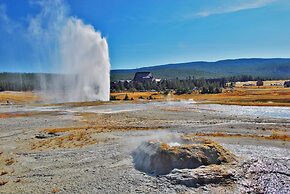 Old Faithful Inn - Inside the Park