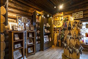 Old Faithful Inn - Inside the Park