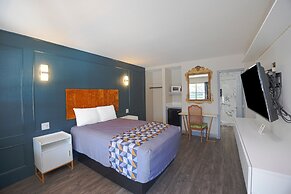 Sunrise Inn by OYO Titusville FL