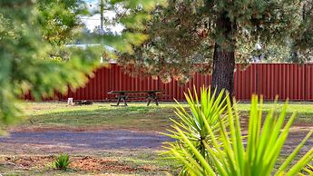 Silver Oaks Motel