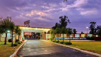 Silver Oaks Motel