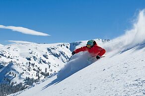 Carson Valley Motor Lodge & Suites