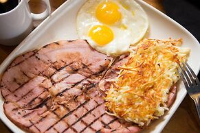 Carson Valley Motor Lodge & Suites