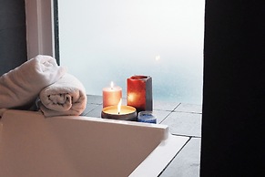 The Upperhouse Hotel – Boutique Stay with City & River Views