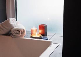The Upperhouse Hotel – Boutique Stay with City & River Views