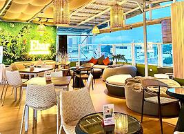 The Upperhouse Hotel – Boutique Stay with City & River Views