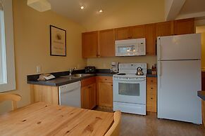 The Waves/The Argonauta Inn/The White Heron Lodge