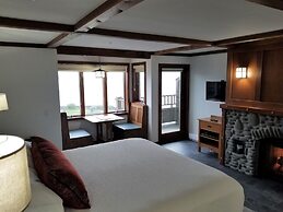 The Waves/The Argonauta Inn/The White Heron Lodge