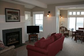 The Waves/The Argonauta Inn/The White Heron Lodge