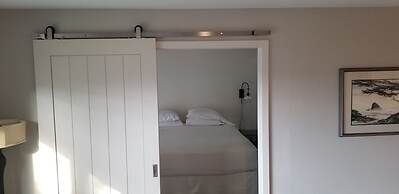 The Waves/The Argonauta Inn/The White Heron Lodge