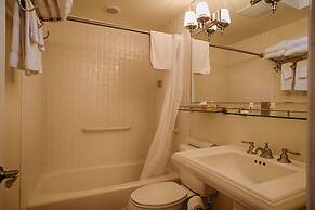 The Waves/The Argonauta Inn/The White Heron Lodge