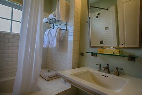 The Waves/The Argonauta Inn/The White Heron Lodge