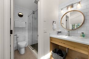 The Waves/The Argonauta Inn/The White Heron Lodge