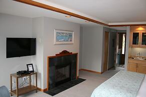 The Waves/The Argonauta Inn/The White Heron Lodge