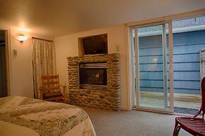 The Waves/The Argonauta Inn/The White Heron Lodge