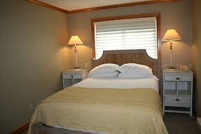 The Waves/The Argonauta Inn/The White Heron Lodge