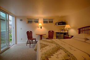 The Waves/The Argonauta Inn/The White Heron Lodge