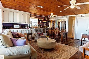 Blue Dolphin Inn and Cottages