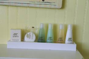 Blue Dolphin Inn and Cottages