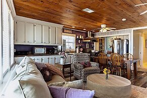 Blue Dolphin Inn and Cottages