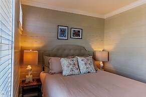 Blue Dolphin Inn and Cottages