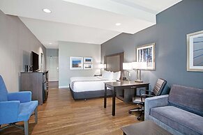 La Quinta Inn & Suites by Wyndham Victoria - South