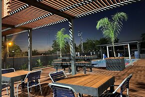 La Quinta Inn & Suites by Wyndham Victoria - South