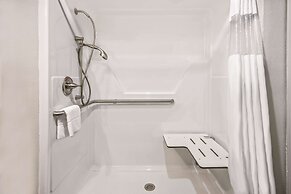 La Quinta Inn & Suites by Wyndham Victoria - South