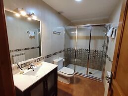 Casas Pirineo Aínsa: Historic Palace & Garden