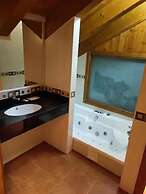 Casas Pirineo Aínsa: Historic Palace & Garden