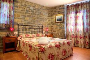 Casas Pirineo Aínsa: Historic Palace & Garden