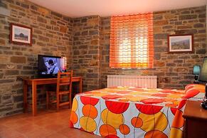 Casas Pirineo Aínsa: Historic Palace & Garden