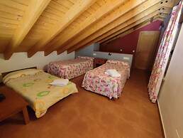 Casas Pirineo Aínsa: Historic Palace & Garden