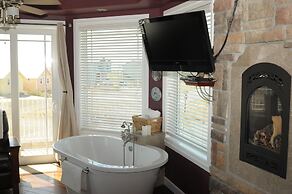 The Collins Inn and Seaside Cottages - Adults Only