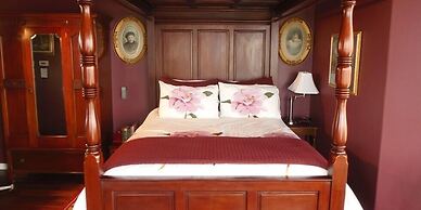 The Collins Inn and Seaside Cottages - Adults Only