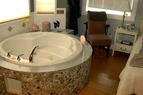 The Collins Inn and Seaside Cottages - Adults Only