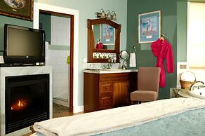 The Collins Inn and Seaside Cottages - Adults Only