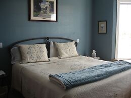 The Collins Inn and Seaside Cottages - Adults Only