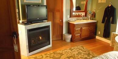 The Collins Inn and Seaside Cottages - Adults Only