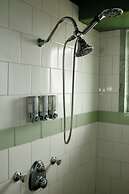 The Collins Inn and Seaside Cottages - Adults Only