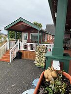 The Collins Inn and Seaside Cottages - Adults Only