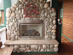 The Collins Inn and Seaside Cottages - Adults Only