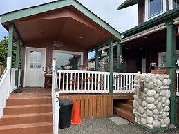 The Collins Inn and Seaside Cottages - Adults Only