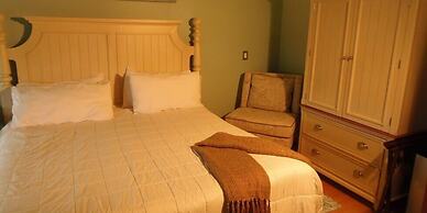 The Collins Inn and Seaside Cottages - Adults Only