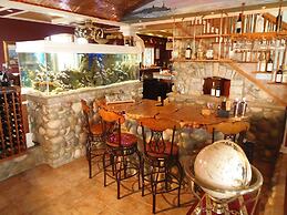 The Collins Inn and Seaside Cottages - Adults Only