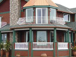 The Collins Inn and Seaside Cottages - Adults Only