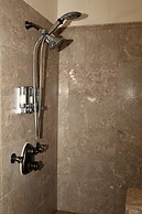 The Collins Inn and Seaside Cottages - Adults Only