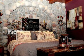 The Collins Inn and Seaside Cottages - Adults Only