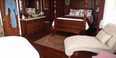 The Collins Inn and Seaside Cottages - Adults Only