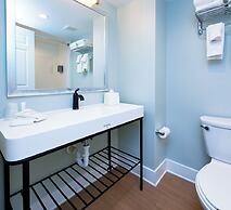 Commander Hotel & Suites